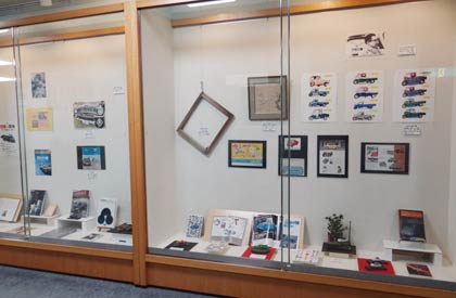 三条市立図書館で開かれている三条町並探検隊の企画展「旧車と県央-昭和自動車史の交差点-」