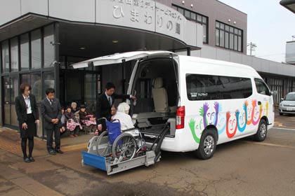 吉田福祉会の「ショートステイひまわりの園」が日本財団福祉車両助成を受けて初めて整備した専用送迎車のお披露目式