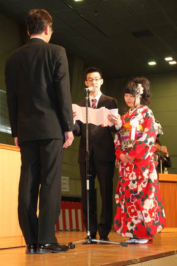  平成26年度三条市成人式、成人のことばを述べる岩崎直斗さんと熊谷朱莉さん