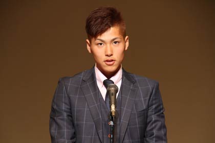 二十歳の決意表明を述べる鈴木大将さん