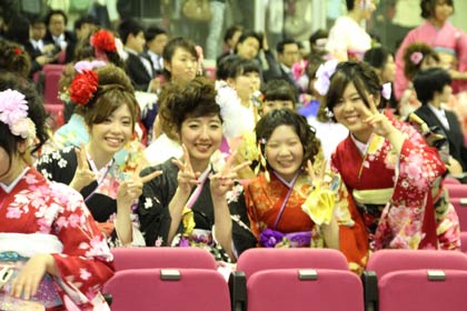 振り袖の新成人たち