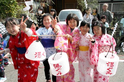 仮装行列に参加した浴衣の子どもたち