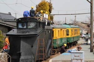 旧月潟駅のかぼちゃ電車の冬囲いをはずして冬眠から目覚める