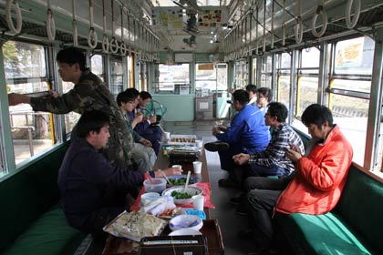 午前の作業が終わって車内で弁当を食べる会員
