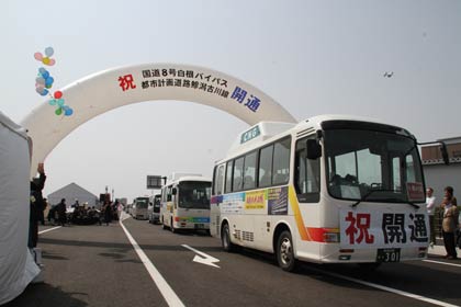  22日開通した国道8号白根バイパスの開通パレード
