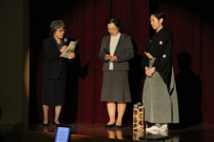 左から復元に取り組んだ茂手木潔子さん、五線譜に採譜した野川美穂子さん、それを唱歌譜にした鳳聲晴久さん