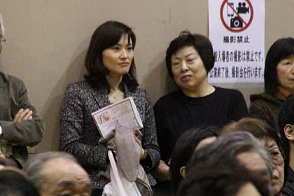 肩を並べて角兵衛獅子を見学する金子衆院議員と母玲子さん