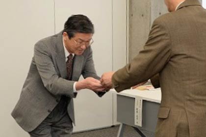  賃料を鈴木市長に手渡す藤井商店（燕市提供写真）