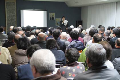 鈴木虎雄博士にまつわる話を聞く講演会は100人を超す来場者でぎっしり