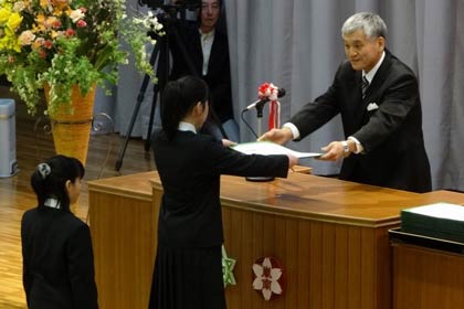 卒業生一人ひとりに卒業証書を手渡す高橋校長