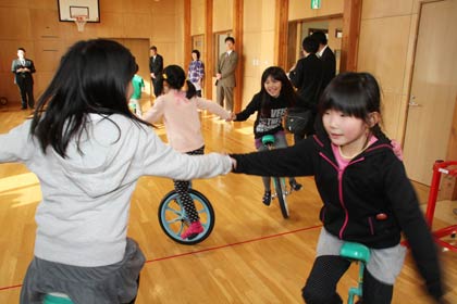 さっそく新しい自転車に試乗する子どもたち