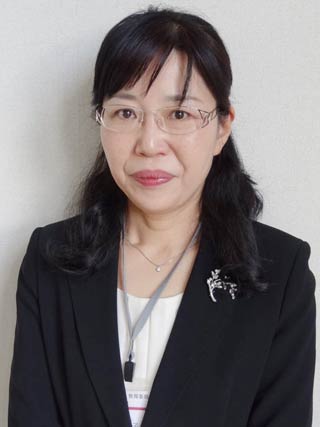  三条市初の部長となる、教育部長に昇任する久住とも子子育て支援課長兼すまいるランド館長