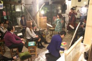 21日、リニューアルオープンしたシェアスペース&ライブラリー「燕三条トライク」で行われたジャズライブ「吉川ナオミJazz Friends & Hiroaki Koshiba」