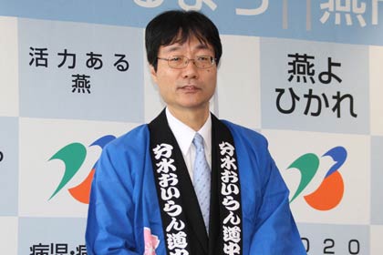  会見する鈴木力燕市長