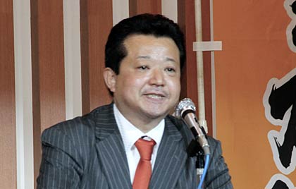 力強く決意を話す藤田氏