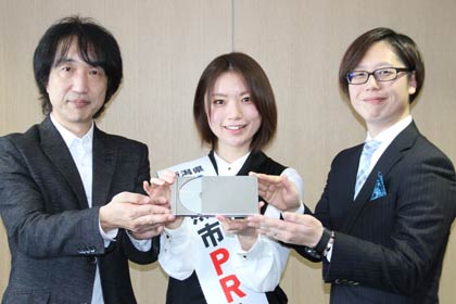 世界初の総金属製CDケースの試作品を手に左からオトノハコの笠原代表取締役、笛人本宮さん、MGNETの武田代表取締役