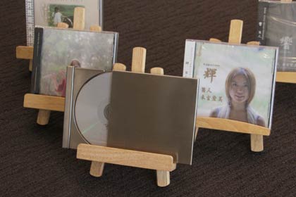 いちばん手前が試作品、後ろはこれまでリリースしたアルバム