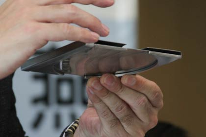 トレーにはブックレットを収める空間も設けてある