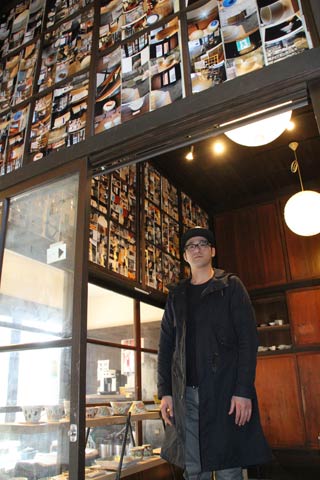 1,300枚もの写真を展示した「みんくる」のチャレンジショップに出店中の陶器販売「nijimu」