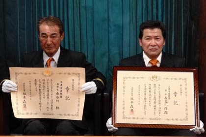  左が平成26年度消防功労者消防長長官定例表彰で功労章の長谷川団長、右が永年勤続功労章の長谷川副団長