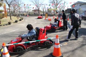 27日は午後から順番待ちの行列が続いた燕市交通公園のゴーカート乗り場
