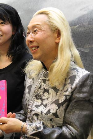 気さくにサインや握手にこたえる假屋崎さん