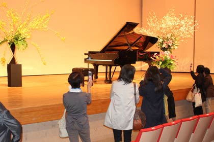  終演後、あらためてステージの作品を鑑賞する来場者