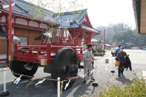 4月11日の第29回弥彦湯かけまつりを前に弥彦駅前に湯曳き車を設置