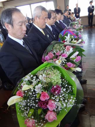 花束を受けた退職職員
