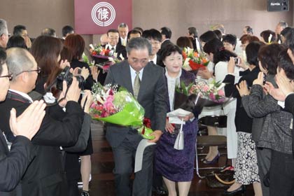 会場を出る退職者