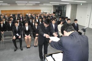 燕市入庁式で新採用職員31人に辞令を交付