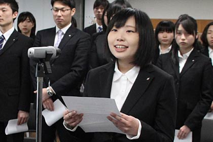 新採用職員代表で抱負を話す頓所さん