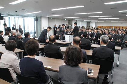 燕市平成26年度職員退任式