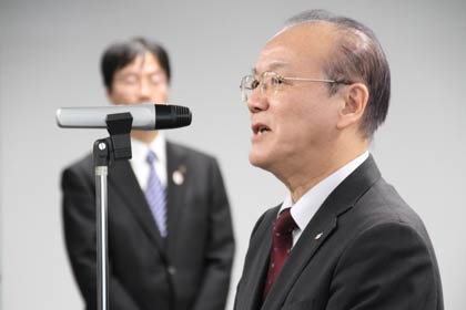  退職者代表であいさつする赤坂商工観光部長