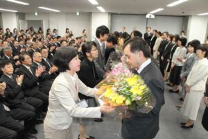 退職者に部下から花束の贈呈