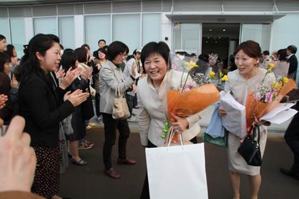 再び退庁する職員を見送る