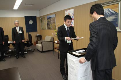  燕市の辞令交付式、課長級以上など21人に鈴木市長から直接、辞令書を手渡す