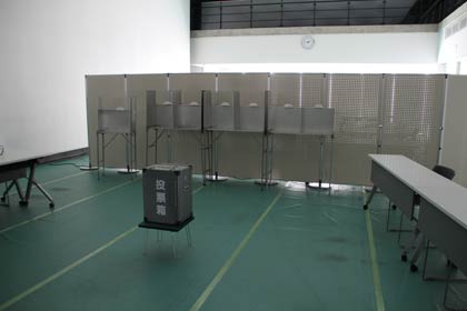つばめホールに設置された期日前投票所
