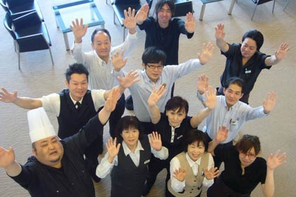 15周年記念イベントで来館を待つ「いい湯らてい」のスタッフ