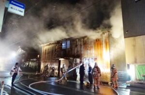 三条市荻堀地内の火災現場