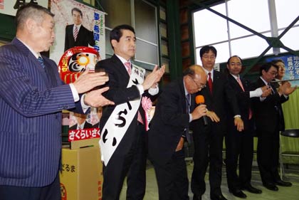  無投票で事実上の4選を決めた桜井甚一氏の選対本部