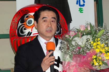 あいさつする桜井氏