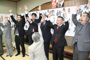 無投票となった県議選燕市西蒲原郡選挙区に立候補した高倉栄氏の活動報告会で万歳
