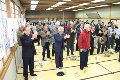 事実上の当選を祝福する支持者ら