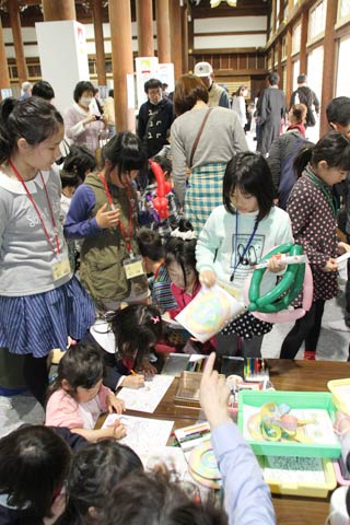 昔遊びに熱中する子どもたち