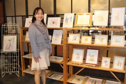 「みんくる」で「花子展 in みんくる」を開いている渡辺さん