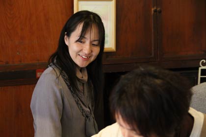  接客する渡辺さん