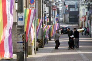 4日、三条マルシェの会場となる本寺小路などで店の位置決めを行う実行委員