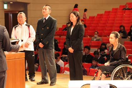  スポーツ栄誉賞の左から第14回全国障害者スポーツ大会長崎がんばらんば大会一般卓球1位の鈴木治夫さん（ふれあい卓球クラブ）、第52回全国空手道選手権大会 高校男子組手の部優勝の江口悠太さん（燕真空手塾）、平成26年日本カヌーワイルドウォーター選手権大会ワイルドウォータークラシック女子K-1優勝の本田圭さん（三条市体育協会）、第14回全国障害者スポーツ大会長崎がんばらんば大会 陸上スラローム1位50m2位の坂田由香利さん