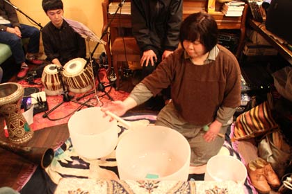  クリスタルボウルを演奏する本村さん